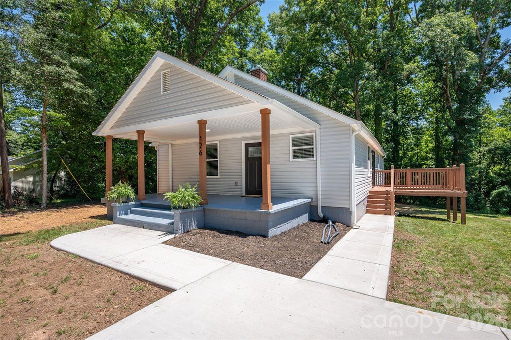 126 39th Avenue Court NW, Hickory, NC 28601