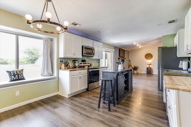 2102 Hill Top Circle, Weatherford, TX 76085