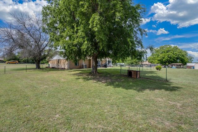 2102 Hill Top Circle, Weatherford, TX 76085