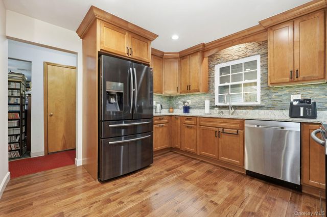 33 Fulmar Road, Mahopac, NY 10541