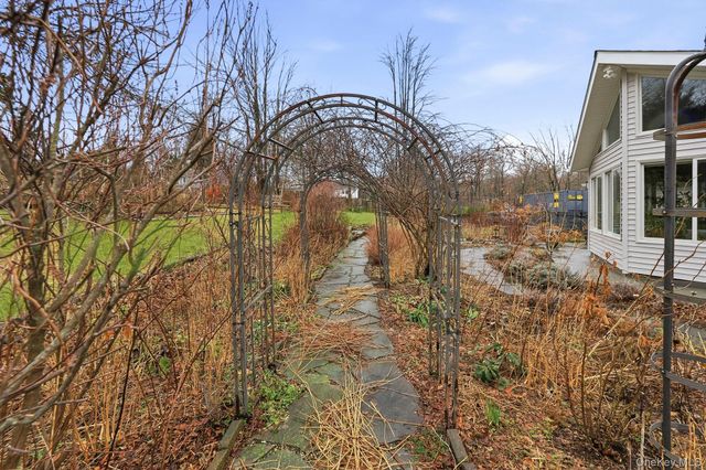 33 Fulmar Road, Mahopac, NY 10541