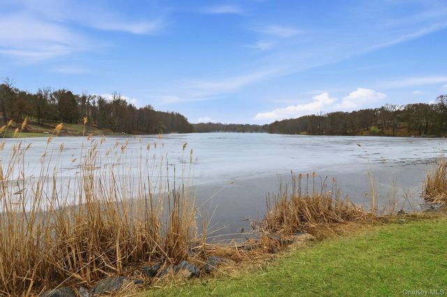 33 Fulmar Road, Mahopac, NY 10541