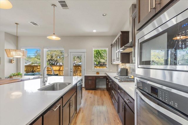 1405 Matthews LN, Austin, TX 78745