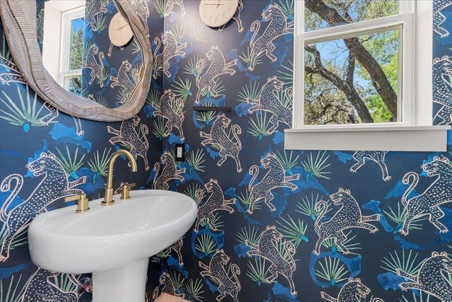 1405 Matthews LN, Austin, TX 78745