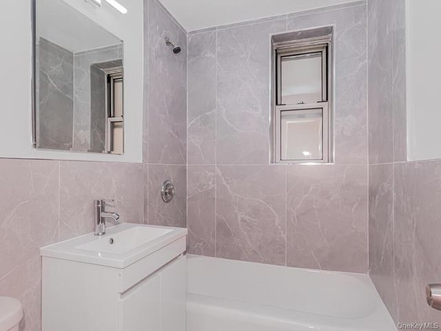 2104 Holland Avenue 4H, Bronx, NY 10462