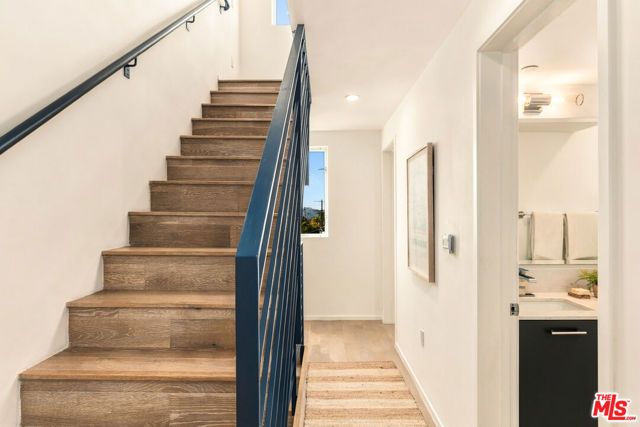 5411 W Wilshire Vista Lane, Los Angeles, CA 90019