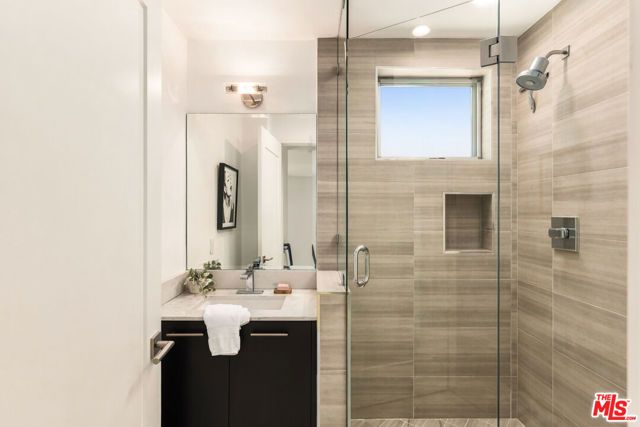 5411 W Wilshire Vista Lane, Los Angeles, CA 90019
