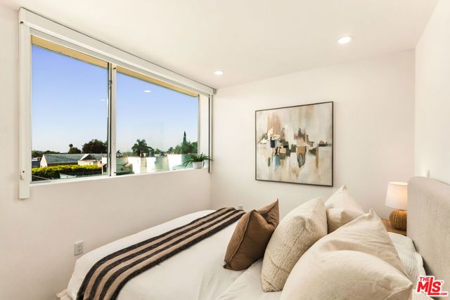 5411 W Wilshire Vista Lane, Los Angeles, CA 90019