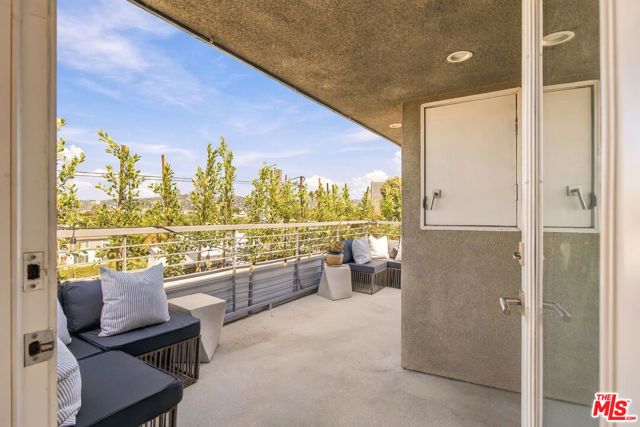 5411 W Wilshire Vista Lane, Los Angeles, CA 90019