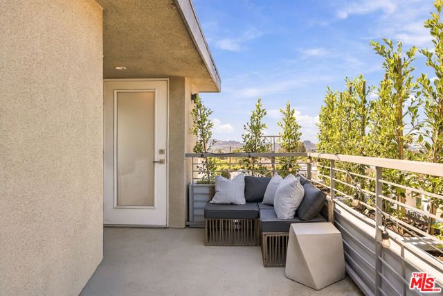 5411 W Wilshire Vista Lane, Los Angeles, CA 90019