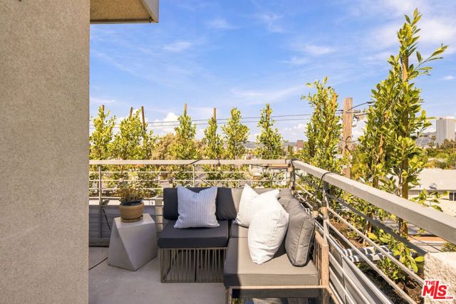 5411 W Wilshire Vista Lane, Los Angeles, CA 90019