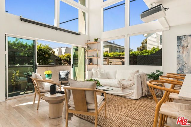 5411 W Wilshire Vista Lane, Los Angeles, CA 90019