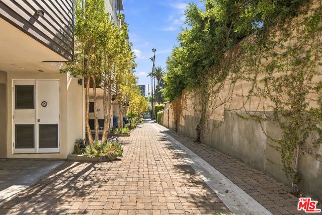 5411 W Wilshire Vista Lane, Los Angeles, CA 90019