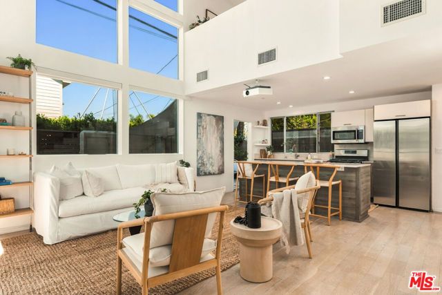5411 W Wilshire Vista Lane, Los Angeles, CA 90019