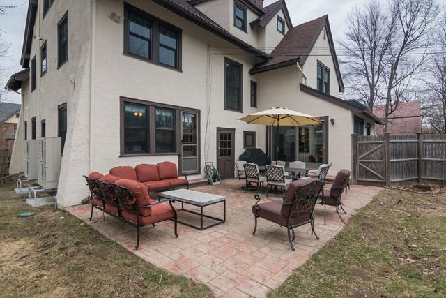 43 Oxford St, Springfield, MA 01108