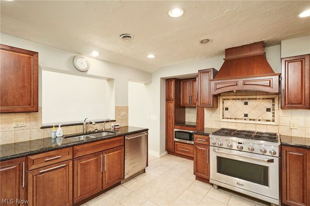 994 Worton Park Drive, Mayfield Village, OH 44143