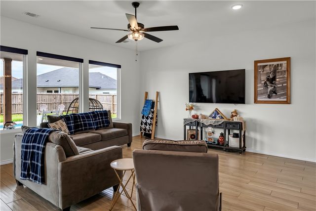 113 John Russell Dr, Portland, TX 78374