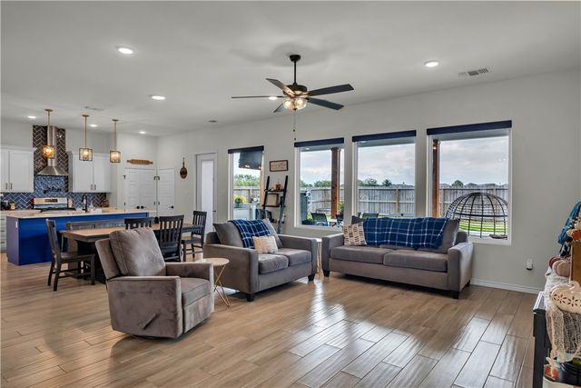 113 John Russell Dr, Portland, TX 78374