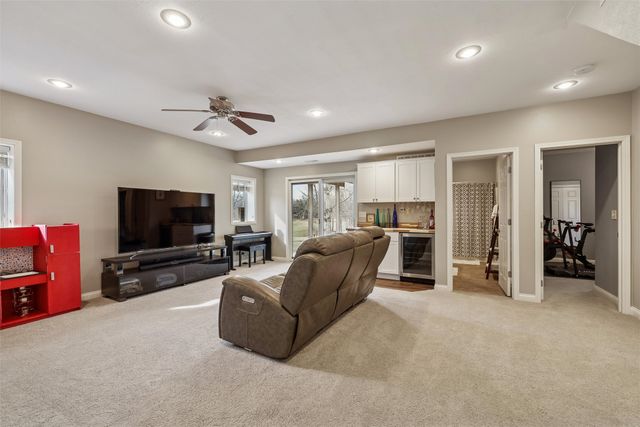 959 204th Place, Pella, IA 50219