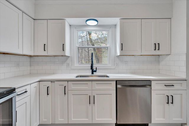 2049 Surrey LN, Roanoke, VA 24012