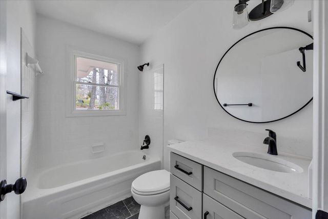 2049 Surrey LN, Roanoke, VA 24012