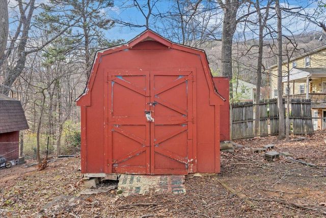 2049 Surrey LN, Roanoke, VA 24012