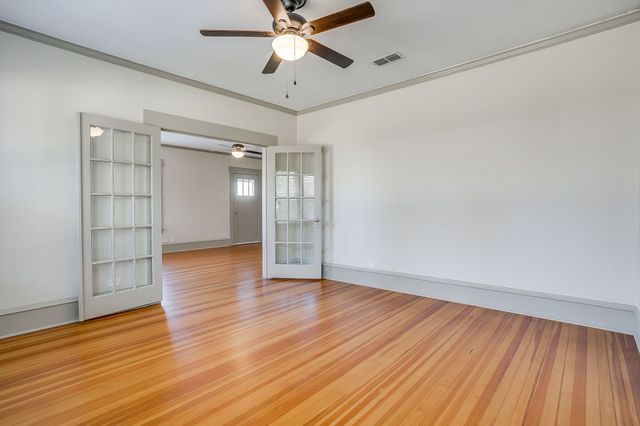 911 W Chambers Street, Cleburne, TX 76033