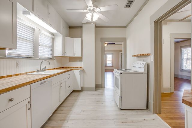 911 W Chambers Street, Cleburne, TX 76033