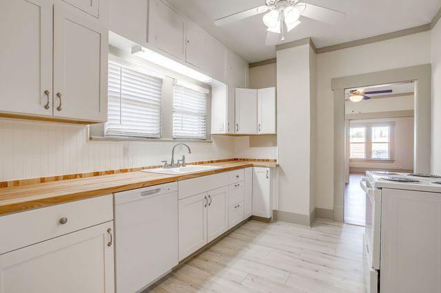 911 W Chambers Street, Cleburne, TX 76033