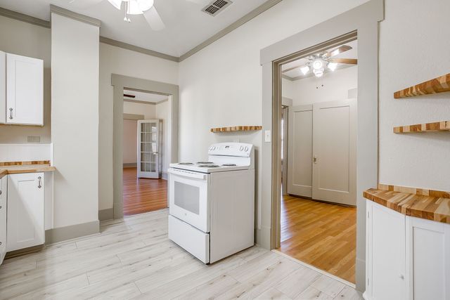 911 W Chambers Street, Cleburne, TX 76033