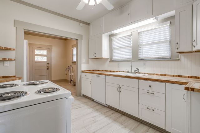 911 W Chambers Street, Cleburne, TX 76033