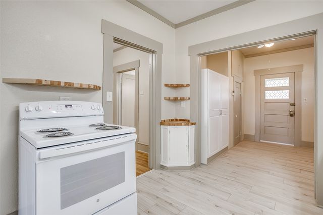 911 W Chambers Street, Cleburne, TX 76033