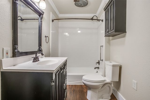 911 W Chambers Street, Cleburne, TX 76033