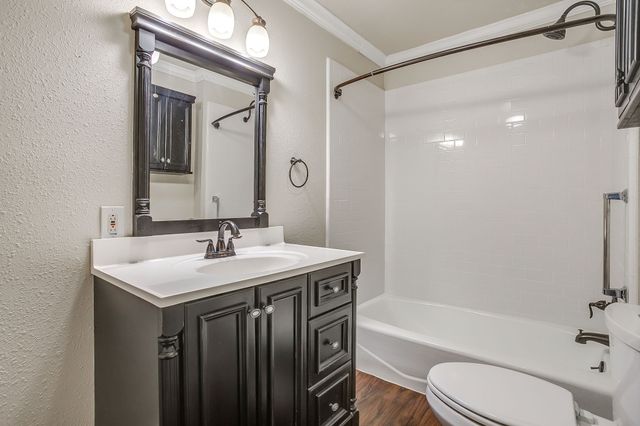 911 W Chambers Street, Cleburne, TX 76033