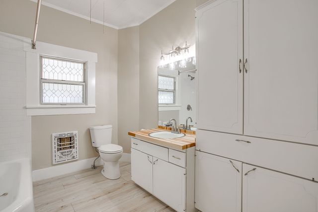 911 W Chambers Street, Cleburne, TX 76033