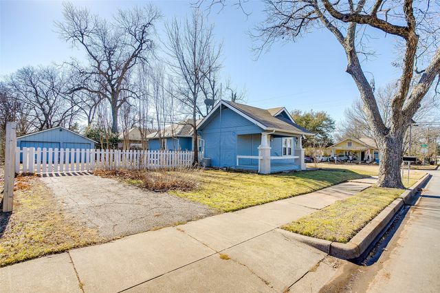 911 W Chambers Street, Cleburne, TX 76033