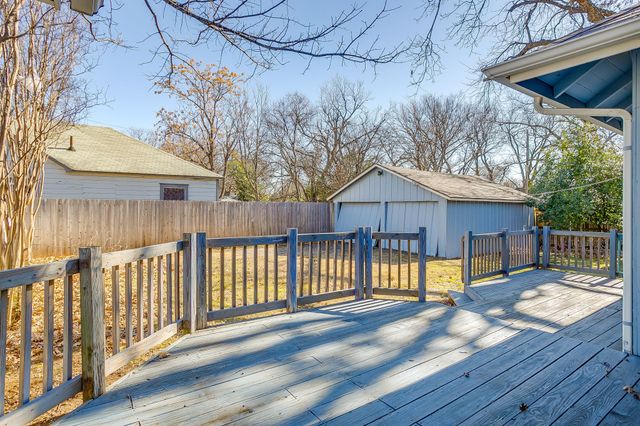 911 W Chambers Street, Cleburne, TX 76033