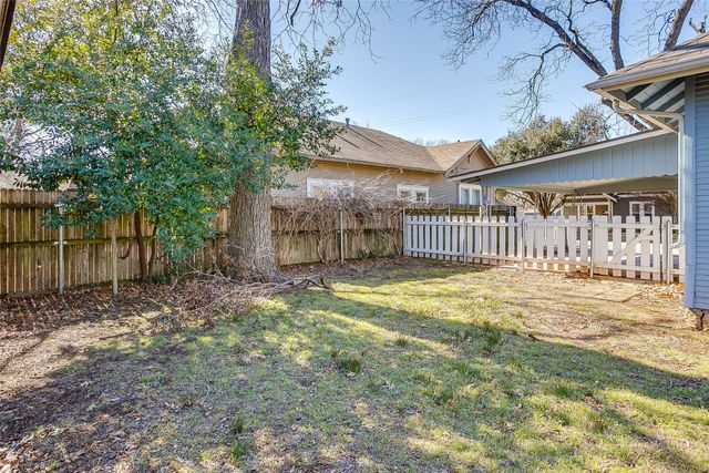 911 W Chambers Street, Cleburne, TX 76033