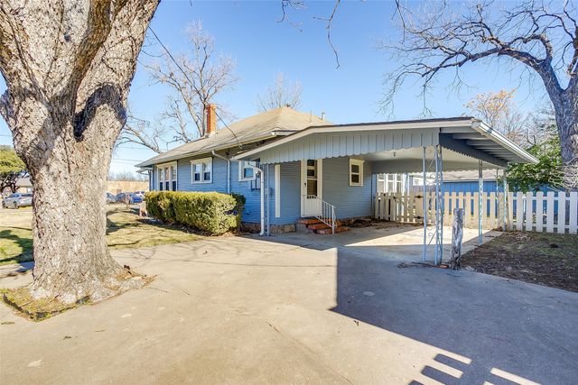 911 W Chambers Street, Cleburne, TX 76033