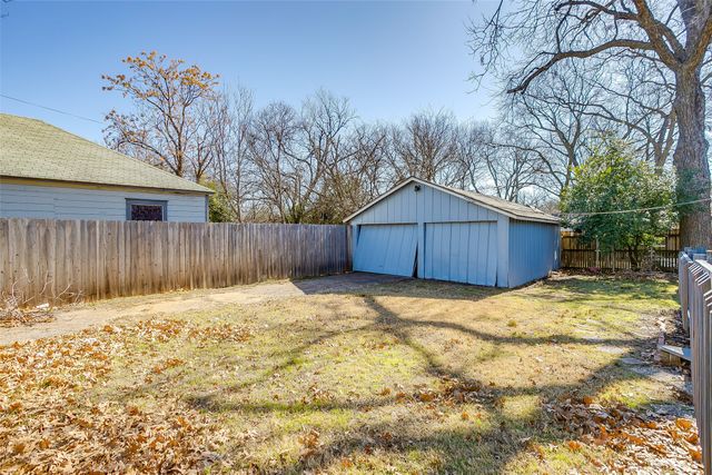 911 W Chambers Street, Cleburne, TX 76033