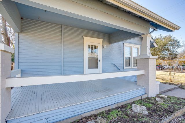 911 W Chambers Street, Cleburne, TX 76033