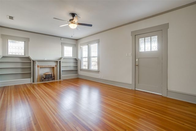 911 W Chambers Street, Cleburne, TX 76033