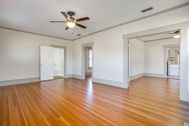 911 W Chambers Street, Cleburne, TX 76033