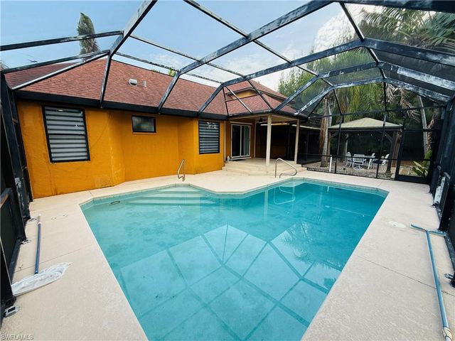 827 SW 24th ST, Cape Coral, FL 33991