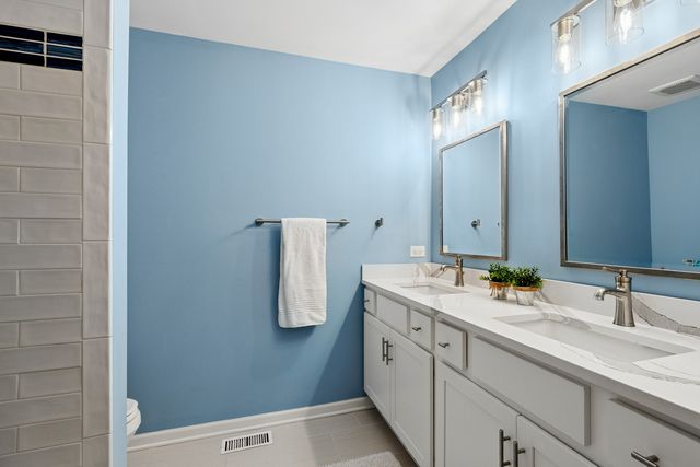 670 Williamsburg Avenue, Gurnee, IL 60031
