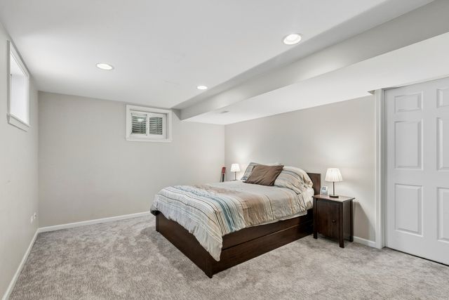 670 Williamsburg Avenue, Gurnee, IL 60031