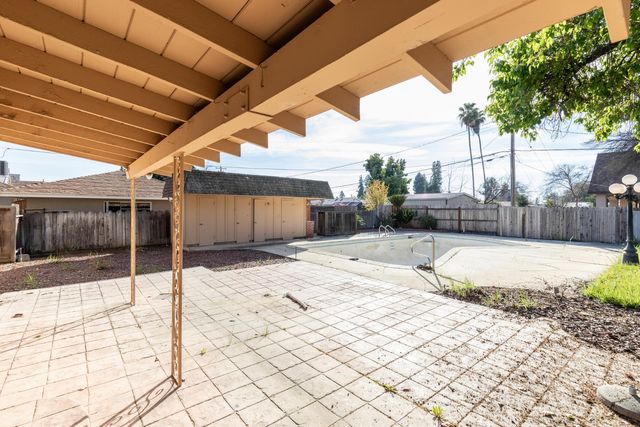 805 Lyon Avenue, Sanger, CA 93657