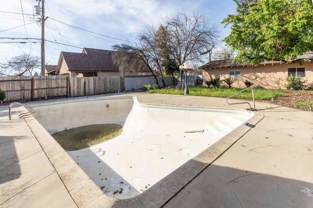 805 Lyon Avenue, Sanger, CA 93657