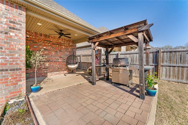 2158 N Woodlark Lane, Fayetteville, AR 72704