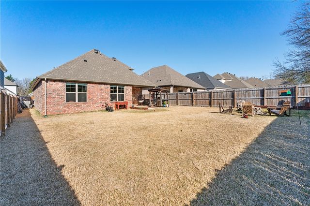 2158 N Woodlark Lane, Fayetteville, AR 72704